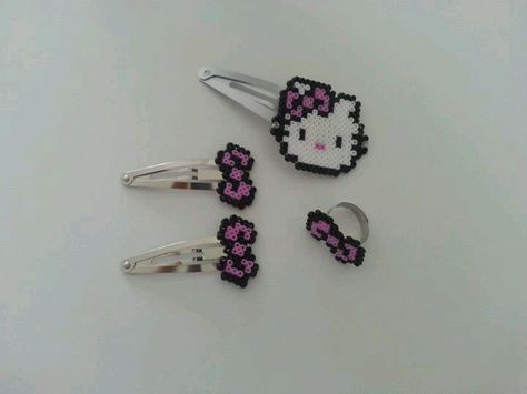 Hello Kitty Hair Clips Kandi Hair Clips, Perler Hair Clip, Perler Bead Hair Clip, Hama Beads Hello Kitty, Hello Kitty Hair Clips, Hello Kitty Hair, Easy Perler Bead Patterns, Beaded Hair Pins, Beaded Hair Clips