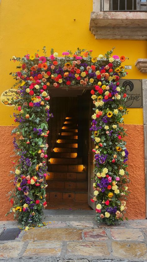 Mexican Windows, Mexican Store, Mexican Doors, Dia De Los Muertos Decorations Ideas, Kid Pics, Doorway Decor, Flower Door, Diy Window Treatments, Painted Door