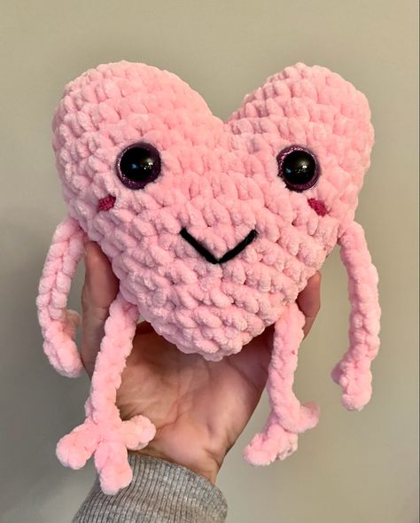 Valentines Plushies, Valentine Plushies, Diy Knitting Projects, Crochet Valentine, Crochet Plushies, Gift For Valentines Day, Crochet Fun, Valentines Crochet, Crochet Inspo