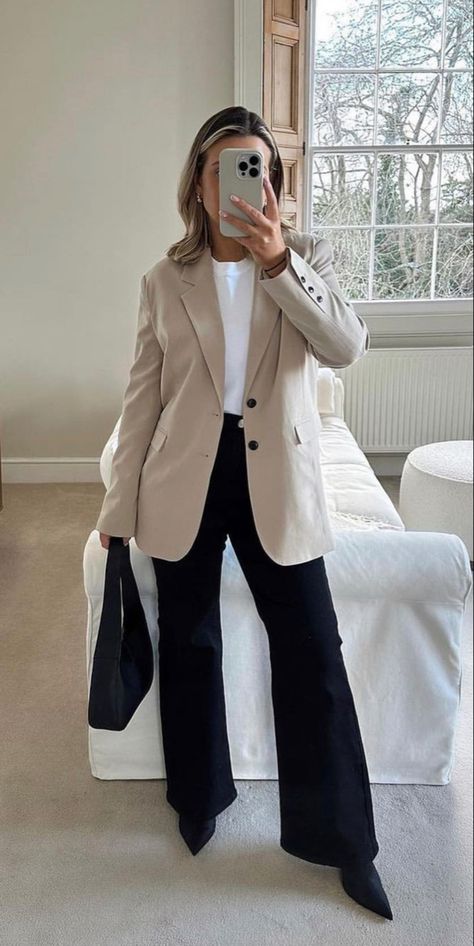 Sleek Business Outfits, Coorporate Casual Girl Outfit, Business Casual Outfits Neutral Colors, Art Gallery Assistant Outfit, Interior Design Outfit Style, Corporate Outfit Ideas, Corporate Girl Outfit, Formal Office Outfits Women, Outfit For Office Women