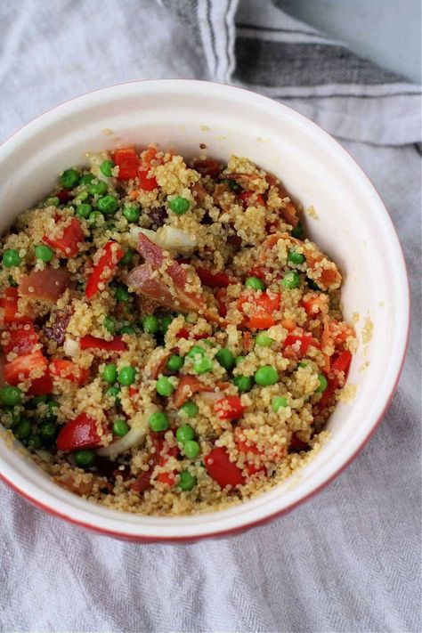 Pea and Bacon Quinoa Salad. Quinoa Bacon Recipes, Bacon Quinoa, Bacon Side Dishes, Quinoa Salad Recipe, Quinoa Salad Recipes, Summer Side Dishes, Maple Bacon, Bacon Recipes, Quinoa Salad