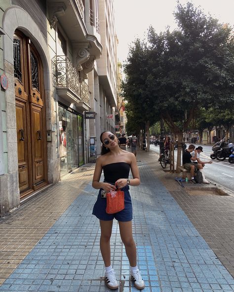 Valencia outfit diary 🌴🌞✨🌇 The simplicity of summer styling ✨ Which outfit is your favourite? #summeroutfitinspo #outfitdiary #latesummer #eurosummer #holidayoutfits #holidayootd #holidayfashion #holidayinspo #lookdeverano #valenciaespaña #minimalfashionstyle #dailystyleinspo #raqscitystyle What to wear in Valencia, summer holiday outfit ideas, summer outfit inspo, minimal chic outfits, casual chic style , effortless outfits, outfit of the day, euro summer style, fashion and style Valencia Outfit, Minimal Chic Outfits, Minimal Chic Outfit, Holiday Outfit Ideas, Ready For Autumn, Summer Holiday Outfits, Summer Styling, Effortless Outfit, Euro Summer