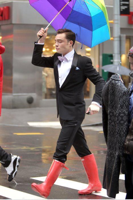 chuck bass in rainboots ;) Chuck Et Blair, Chuck Y Blair, Mode Gossip Girl, Estilo Gossip Girl, Red Rain Boots, Stile Blair Waldorf, Jenny Humphrey, Nate Archibald, Chuck Blair