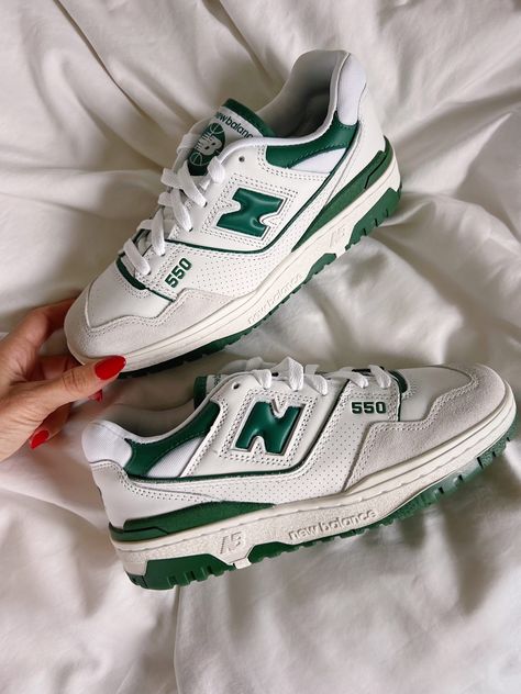 Pretty Shoes Sneakers, Nike Shoes Outfits, Popular Shoes, Shoe Inspo, Aesthetic Shoes, Trending Sneakers, Swag Shoes, Green Shoes, New Balance Shoes