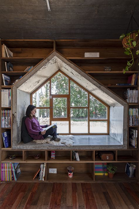 Almoznivila Office Studio / almoznivila estudio creativo de arquitectura Architect's Office, Built In Window Seat, Reading Space, Wood And Concrete, Concrete Facade, Small Space Office, Architects Office, Bow Window, Function Room