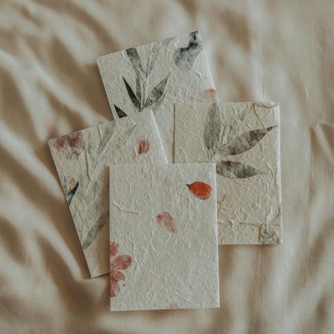 Paper Making With Flowers, Diy Recycled Paper, Craft For Teens, Recycled Paper Crafts, Handmade Paper Art, Halloween Paper Crafts, Wedding Invitation Inspiration, Paper Boxes, Paper Making