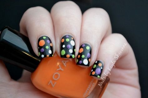 10 Halloween Nail Ideas You'll Love  http://www.womenshealthmag.com/beauty/halloween-nail-art Halloween Nail Art Tutorial, Cotton Candy Nails, Halloween Nails Diy, Nail Art Halloween, Halloween Nails Easy, Nail Art For Beginners, Black Nail Art, Dots Nails, Halloween Nail Designs