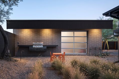 An Al Beadle Midcentury House in Phoenix Was Fully Renovated For Modern Living - Mid Century Home Detached Garage Designs, Decomposed Granite Patio, Jeep Garage, Modern Garage Doors, Midcentury House, Modern Outdoor Spaces, Garage Room, Shelving Ideas, Modern Garage