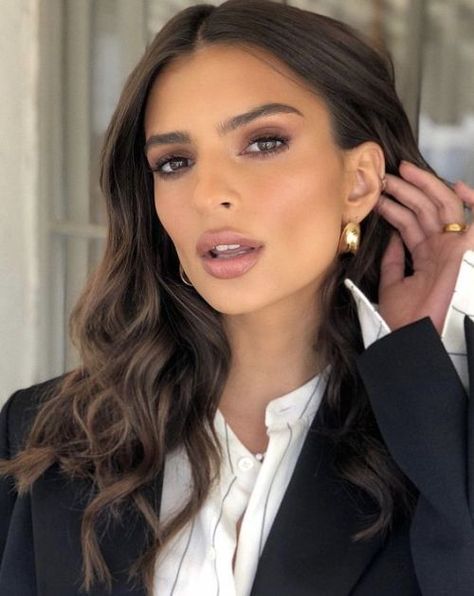 Emily Ratajkowski Mary Phillips Makeup, Emily Ratajkowski Hair, Emily Ratajkowski Makeup, Mary Phillips, Makeup Smokey, Bronze Makeup, Smink Inspiration, Modern Cat, Glowy Makeup