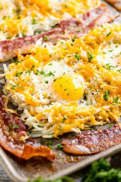 One Pan Breakfast Bake, Pan Breakfast Recipes, Casserole Hashbrown, Sheet Recipes, One Pan Breakfast, Bake Bacon, Complete Breakfast, Menu Sarapan Sehat, Baked Eggs Recipe