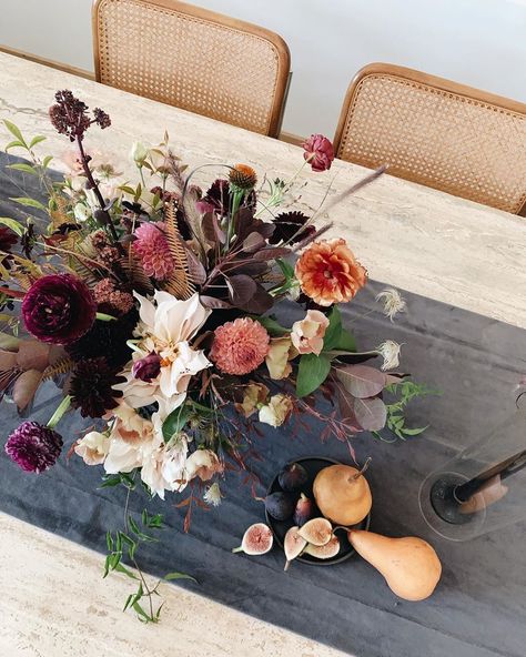 Marigold on Instagram: “moody fall vibes coming late September with @bashplease” Moody Fall Wedding Flowers, Natural Tablescape, Blomme Rangskikkings, Fall Flower Centerpieces, September Instagram, Wedding Design Board, Moody Florals, Moody Vibes, Thanksgiving Flowers