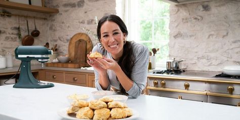 Joanna Gaines shares ingredient that led to perfect biscuit recipe in clip for her new show - It's a Southern Thing Perfect Biscuits, Magnolia Table Recipes, Joanna Gaines Recipes, Best Biscuit Recipe, Bakery Chocolate Chip Cookies, Magnolia Network, Magnolia Kitchen, King Ranch Chicken, Levain Bakery