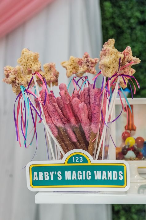 Abby’s Magic Wands. Rice Krispy Treats and Chocolate Covered Pretzels. Abby Cadabby Treats, Sesame Street Dessert Table Ideas, Sesame Street Party Food Ideas, Abby Sesame Street Birthday, Sesame Street Themed Food, Sesame Street Food Ideas, Sesame Street Treats, Abby Cadabby Birthday Party Ideas, Sesame Street Party Food