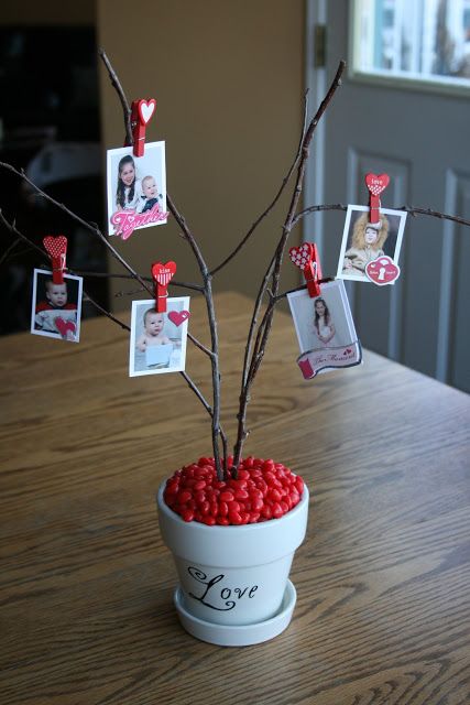 Guest Project -- Make a Valentine Tree of Love!! Selamat Hari Valentine, Saint Valentin Diy, Valentines Bricolage, Valentines Day Crafts, Romantic Valentines Day, Valentinstag Party, Diy Valentine's Day Decorations, Valentine Craft, Diy Flores