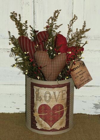 Lovely Country bouquet with cloth made hearts. Great Valentine decoration. Deco Noel Nature, Rustic Valentine Decor, Primitive Valentine Decor, Saint Valentin Diy, Valentines Bricolage, Diy Valentine's Day Decorations, Rustic Valentine, Romantic Home, Diy Valentines Decorations