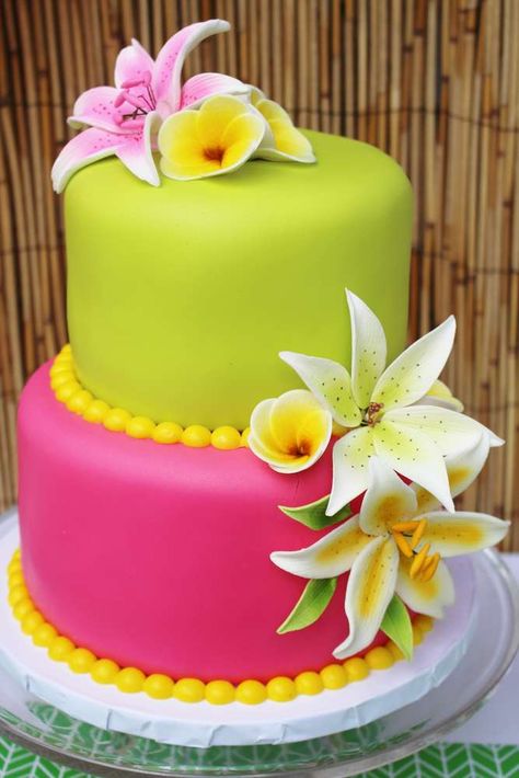 Pink and green cake at a Hawaii birthday party! See more party ideas at CatchMyParty.com! Hawaii Birthday Party Ideas, Tropisk Fest, Hawaii Birthday Party, Hawaii Birthday, Hawaii Cake, Hawaiian Cake, Luau Birthday Party, Hawaiian Birthday Party, Hawaiian Birthday