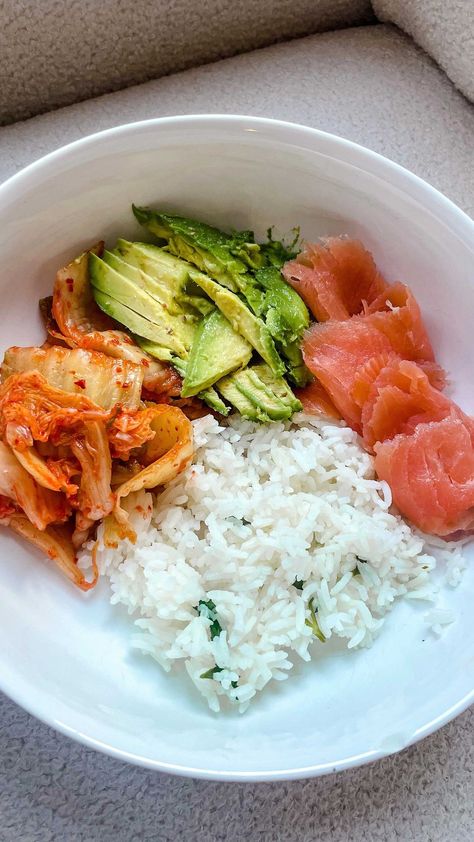 Salmon And Kimchi, Smoked Salmon Rice Bowl, Smoked Salmon Meals, Rice And Salmon Recipes, Smoked Salmon And Rice, Kimchi Meals, Raw Salmon Recipes, Smoked Salmon Dinner, Smoked Salmon Bowl