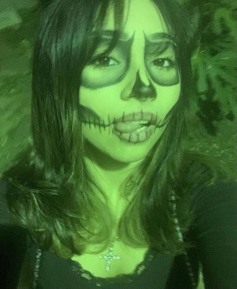 Holloween Makeup Skeleton, Chicana Clown Makeup, Halloween Makeup Creative, Halloween Skeleton Makeup, Skeleton Face Paint, Holloween Costumes, Halloween Fits, Holloween Makeup, Vampire Bride