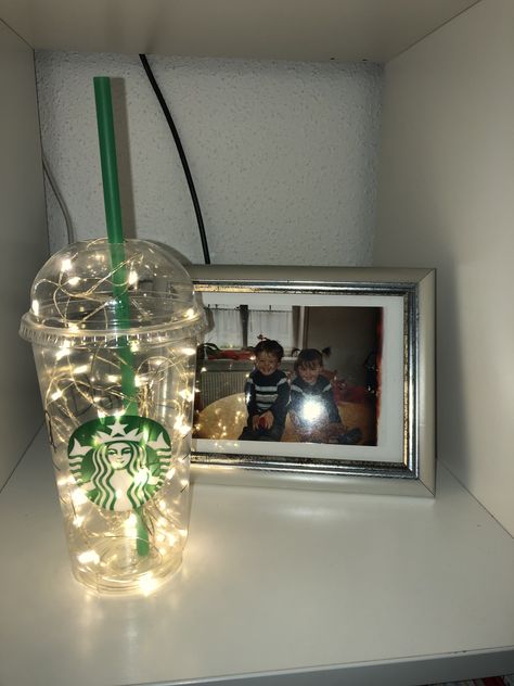 Eine Lichterkette in einem Starbucks-Becher ist eine einfache Deko, die Licht spendet und dabei noch cool aussieht🍃 Starbucks Becher, Starbucks Diy, Custom Starbucks Cup, Diy Cups, Space Ideas, Starbucks Cup, Cubicle, Starbucks Cups, Work Space