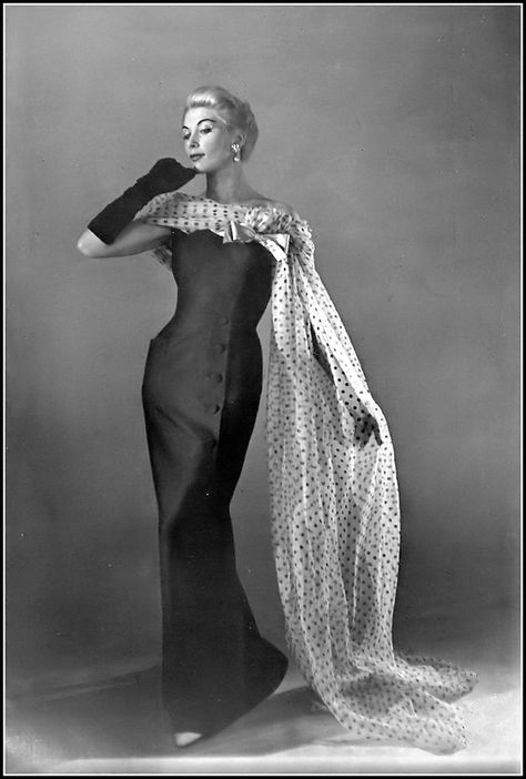 Dior New Look, Dots Fashion, Balmain Collection, Fashion Pic, 1930s Dress, Vintage Icons, Vintage Suits, Retro Photo, Vintage Gowns