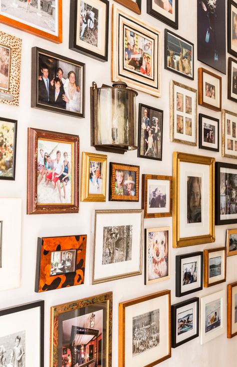 Family Photo Gallery Wall, Retro Rooms, Photowall Ideas, Family Gallery Wall, Nyc Home, Decorating Rules, Picture Arrangements, Cream Room, Family Photo Wall