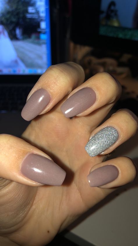 Coffin shaped nails with a glitter accent nail. These are dipping powder nails not gel or acrylic! Fall Dip Nails, Dip Nail Ideas, Fall Dip, Nails Designs Ideas, Glitter Accent Nails, Dip Nail, Dip Nails, Coffin Shape Nails, Thanksgiving Nails