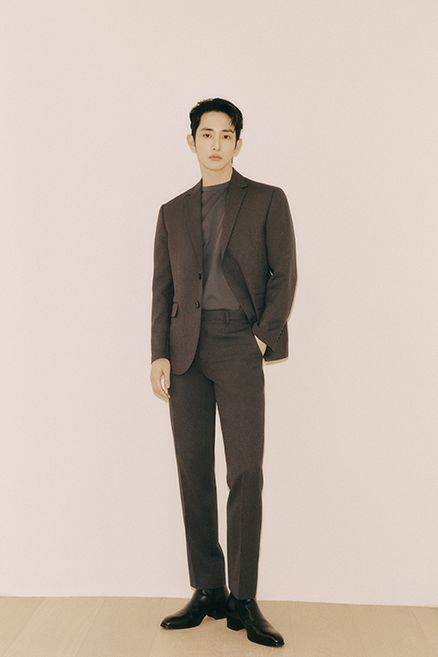 Korean Formal Attire, Korean Formal Outfit, Korean Men Suit, Male Posing, Formal Menswear, Korean Suit, Lee Soohyuk, Male Suit, Mens Photoshoot