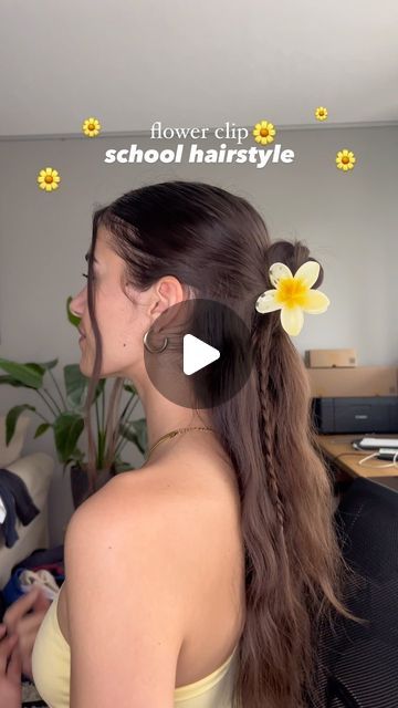 Hairstyle With Flower Clip, Clips Hairstyles, Flower Claw Clip Hairstyles, Flower Clip Hairstyles, Flower Hairstyles, Hairstyle For School, Cute Hairstyles For School, Daily Hairstyles, Cute Curly Hairstyles