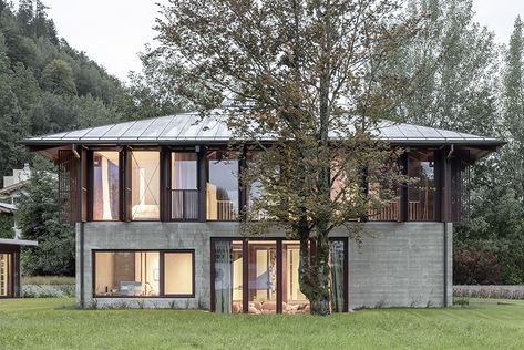 lakehouse by steiner architecture f/f binds post-modern and japanese design Steiner Architecture, Modern Roof Design, Hip Roof Design, House On Lake, Hipped Roof, Modern Japanese House, Modern Greenhouses, Japanese House Design, White Staircase