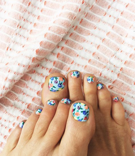 Blooming toes | Goldfish Kiss nail art Kiss Nail Art, Goldfish Kiss, Diy Pedicure, Rose Nail Art, Kiss Nails, Pedicure Designs, Clear Back, Dotting Tool, To Cute