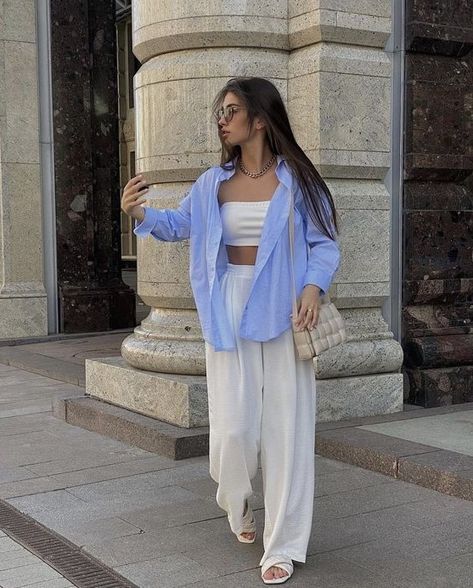 a cool casual outfit with a bra top, high waisted pants, creamy slides, a grey bag and an oversized blue shirt Oversized Blue Shirt, Winter Fashion Outfits Casual, Grey Bag, Looks Street Style, Modieuze Outfits, Causual Outfits, Outfits Verano, Moda Vintage, Summer Fashion Outfits