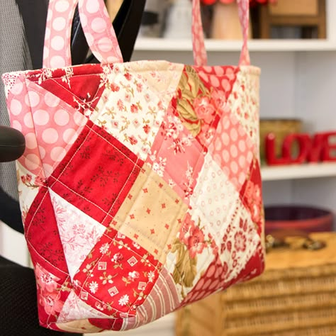 La Conner Tote Bag Tutorial Quilt Bags, Fat Quarter Projects, Patchwork Tutorial, Tote Bag Tutorial, Bags To Sew, Quilted Bags, Bags Sewing, Bags To Make, Tote Bags Sewing