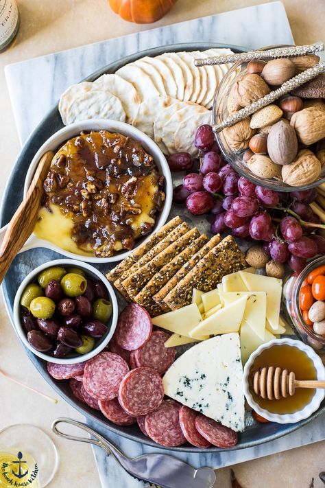 Charcuterie Board With Baked Brie, Baked Brie Charcuterie Board, Baked Brie With Bacon, Brie With Bacon, Holiday Cheese Board, Lunch Board, Charcuterie Lunch, Baked Brie Cheese, Fall Recipes Appetizers