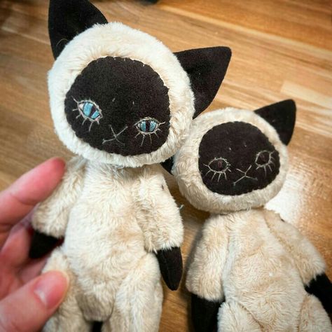 Cute Plushies To Sew, Stuffed Animal Diy, Plushie Diy, Plush Ideas, Diy Plushies, Diy Plush, Hand Made Doll, Cat Stuffed Animal, Handmade Stuffed Toys