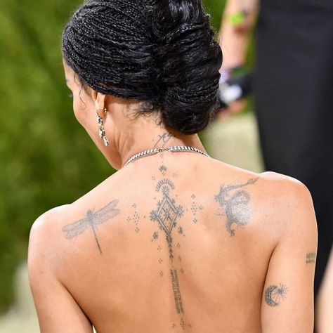 Zoë Isabella Kravitz source. on Instagram: “she hypnotizes me” Zoe Kravitz Back Tattoo, Dainty Back Tattoos, Behind Neck Tattoo, Dainty Neck Tattoo, Zoe Kravitz Tattoos, Zoe Isabella Kravitz, Inka Williams, Tattoo Project, Dainty Tattoos