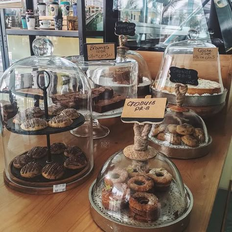 Cafe Baked Goods Display, Small Bakery Display Ideas, Pastry Display Ideas Coffee Shop, Small Cafe Food Ideas, Cafe And Bakery Design, Coffee Shop Treats, Coffee Shop Display Ideas, Small Cozy Coffee Shop, Cafe Food Ideas Coffee Shop