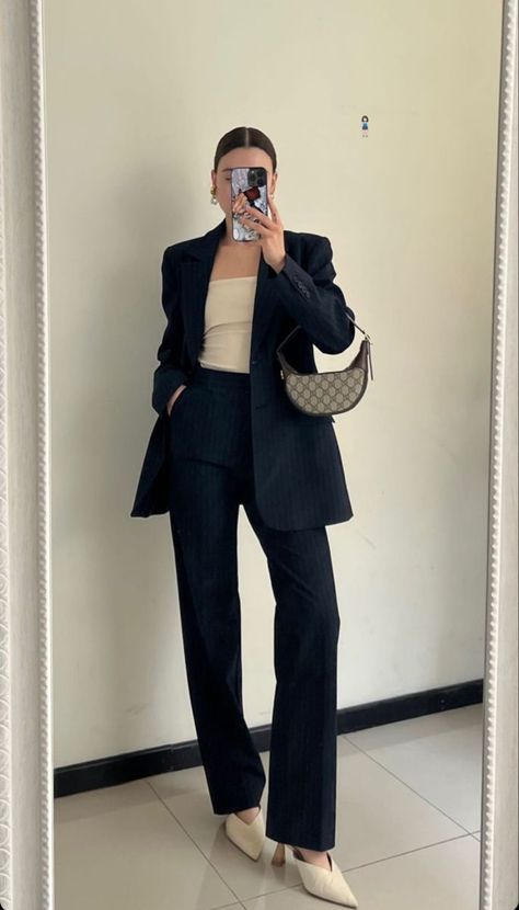 15 Must-Have Fall Travel Outfits: Your Ultimate Guide to an Autumn Getaway Business Formal Outfit, Corporate Attire Women, Classy Business Outfits, Blazer Outfits For Women, Business Attire Women, Corporate Attire, Professional Outfits Women, Business Outfits Women, Business Casual Outfits For Work