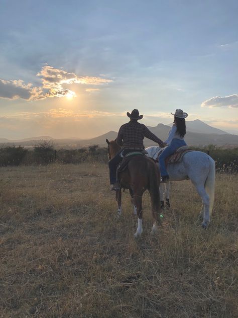 Horse Couple, Country Couple Pictures, Country Relationships, Foto Cowgirl, Cute Country Couples, Elsie Silver, Cowboy Romance, Cowboy Aesthetic, Country Couples