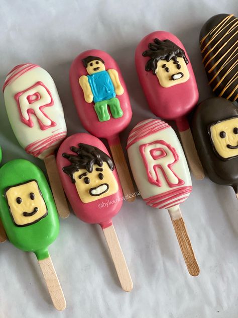 #roblox #cakesicles #cakepopsicle Roblox Birthday Cupcakes, Roblox Cakesicles, Roblox Cake Pops, Gamer Treats, Mini Golf Birthday Party, Roblox Cakes, Square Birthday Cake, Roblox Birthday Cake, Robot Cake