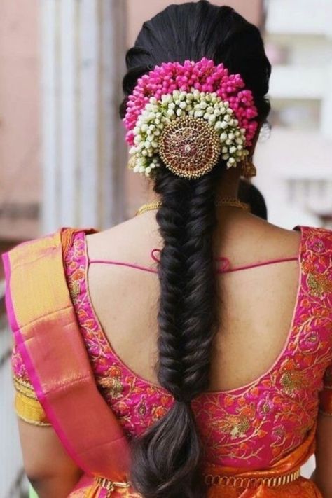 Introducing latest Bridal Hairstyles for South Indian Brides. #weddingbazaar #indianwedding #bridalhairstyle #southindianweddings #southindianbride #southindianhairstyleforsaree #southindianhairstylesimple #southindianhairstylebridal #southindianhairstyletraditional #southindianhairstylelehenga House Warming Hairstyles Indian, Simple Bridal Hairstyles South Indian, Simple Hairdo, Indian Hairstyles For Saree, South Indian Hairstyle, Engagement Hairstyle, Indian Bridal Hair, Simple Bridal Hairstyle, South Indian Wedding Hairstyles