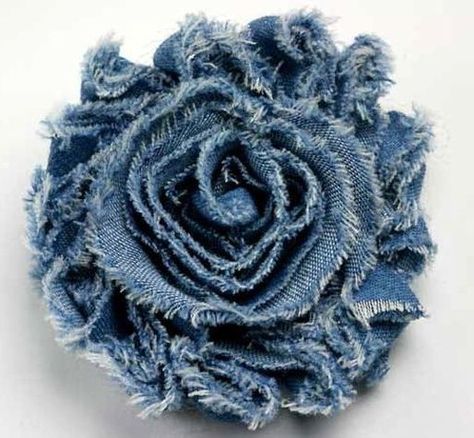 Återvinna Jeans, Jean Projects, Frayed Fabric, Jean Ideas, Denim Upcycle, Jeans Crafts, Denim Crafts Diy, Diy Flores, Blue Jeans Crafts