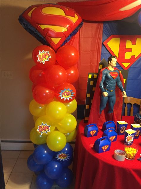 Superman balloon decor Superman Theme Party, Superman Decorations Ideas, Superman Birthday Party Cake, Superman Birthday Party Decorations, Superman Party Decorations, Marvel Birthday Party Decorations, Birthday Superman, Superman Baby Shower, Teen Titans Birthday Party