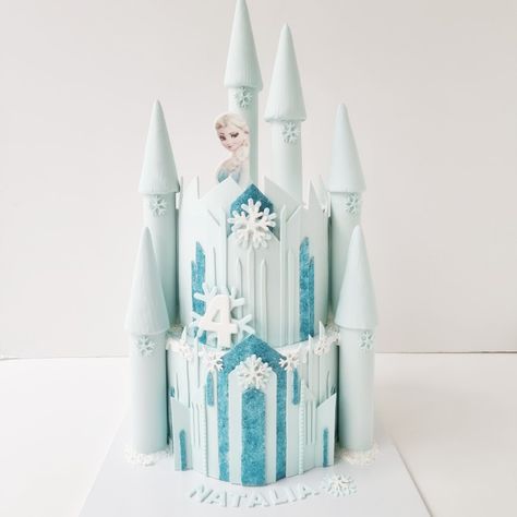 Frozen Cake Castle, Elsa Castle Cake, Elsa Pasta, Frozen Elsa Castle, Candy Bar Frozen, Frozen Castle Cake, Elsa Torte, Frozen Birthday Party Cake, Frozen Themed Birthday Cake