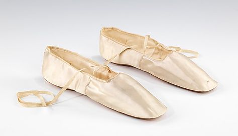 5. The Directoire & Empire Period & The Romantic Period: women's wedding slippers....In this period, women wore flat shoes. Brides Shoes, Middleton Wedding, Historical Shoes, Hampshire England, Wedding Slippers, Wedding Wreath, Victorian Wedding, Regency Era, Costume Collection