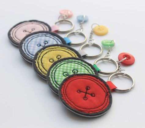 Are you interested in our Button Keyring ? With our Button lover keyfob you need look no further. Sales Table, فن النسيج, Penanda Buku, Freehand Machine Embroidery, Sewing Bee, Costura Diy, Free Motion Embroidery, Small Sewing Projects, Button Crafts