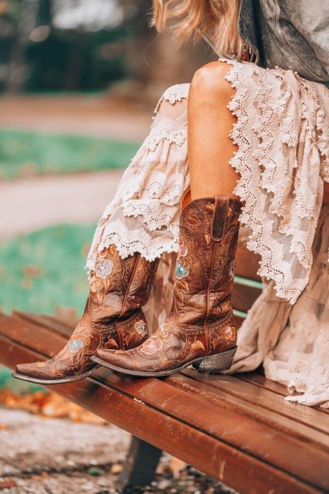 Old gringo boots with an bohemian white dress by Ibizabohogirl Boho Style Boots, Dress For Autumn, White Bohemian Dress, Bohemian Boots, Bohemian Shoes, Boho Queen, Dresses With Cowboy Boots, Bohemian Style Clothing, Boho Boots