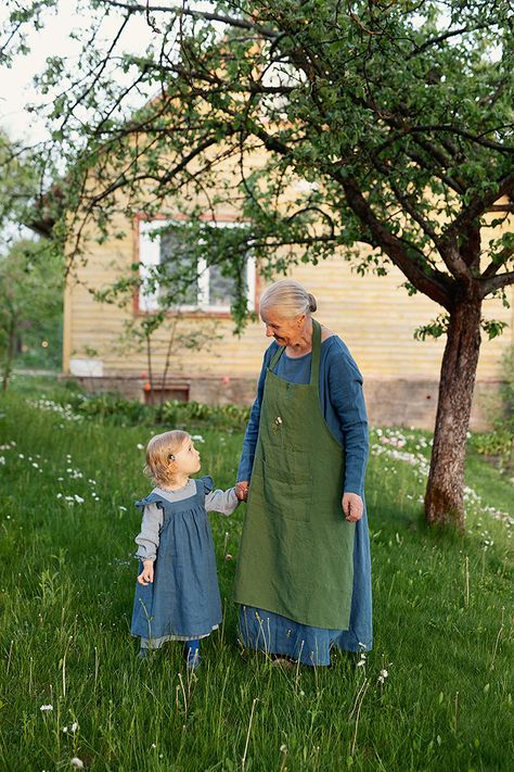 Traditional Aprons, Green Apron, Apron Cooking, Grandmas House, Old Woman, Kitchen Apron, Snow Queen, Cooking Apron, Linen Apron