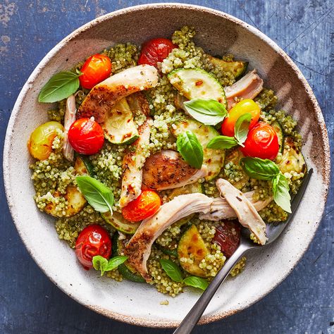 Pesto Chicken Quinoa Bowls Quinoa Recipes Easy, Chicken Tomatoes, Carrots Broccoli, Protein Vegetarian, Easy Quinoa, Vinaigrette Salad, Chicken Skillet, Chicken Quinoa, Broccoli Recipe