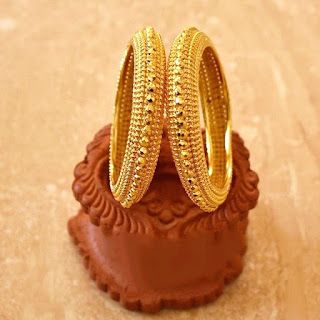 Kolhapuri Saaj, Gold Kangan, Golden Bangles, Kada Bangles, Marathi Bride, Pure Gold Jewellery, Gold Bangles For Women, Gold Bangle Set, Modern Gold Jewelry