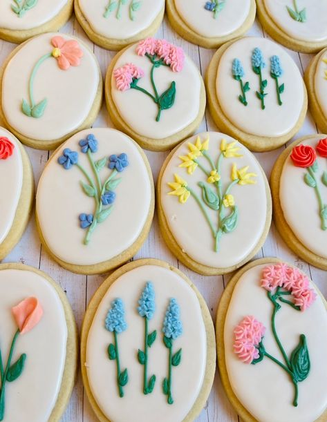 Spring Floral Cookies - Etsy Spring Flower Cookies, Interesting Cookies, Christening Cookies, Floral Cookies, Biscuit Decoration, Flower Sugar Cookies, Sugar Cookie Royal Icing, Spring Cookies, Summer Cookies